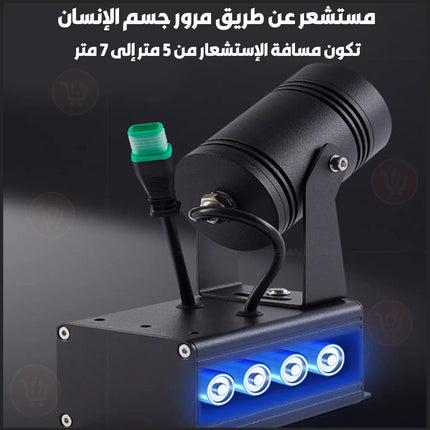كشاف يعلق على الجدار أو على الأرض مع لوح شمسي A spotlight that hangs on the wall or on the ground with a solar